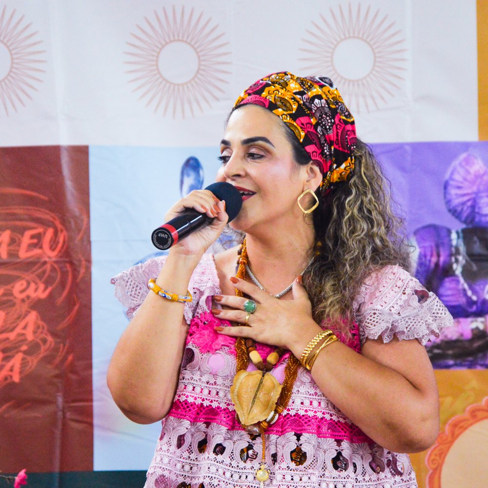 Mãe Manu falando em encontro de mulheres