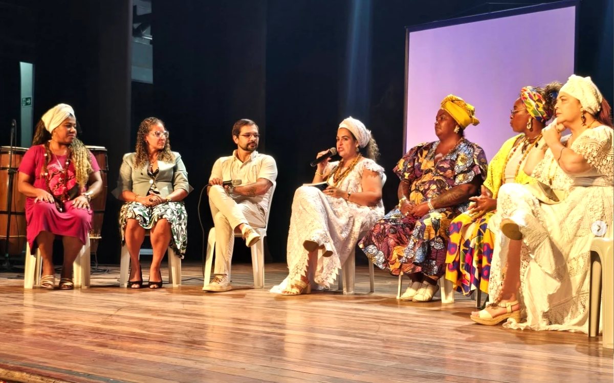 Mãe Manu em mesa de debate sobre políticas para o povo de santo