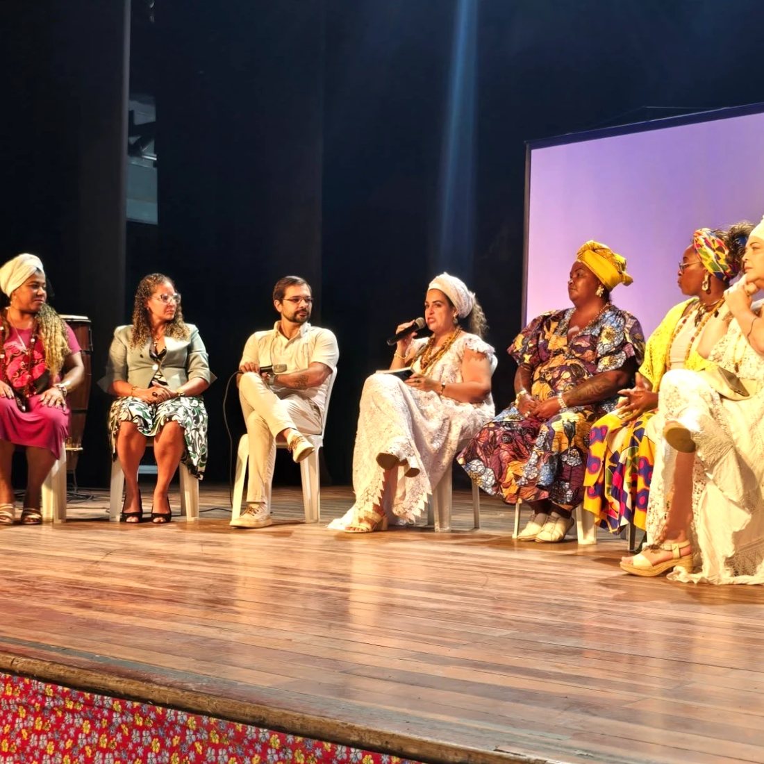 Mãe Manu em mesa com lideranças de axé